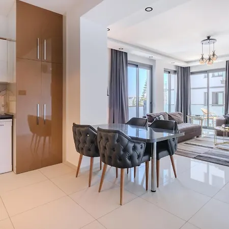 Kyrenia Beachside Flat דירה *